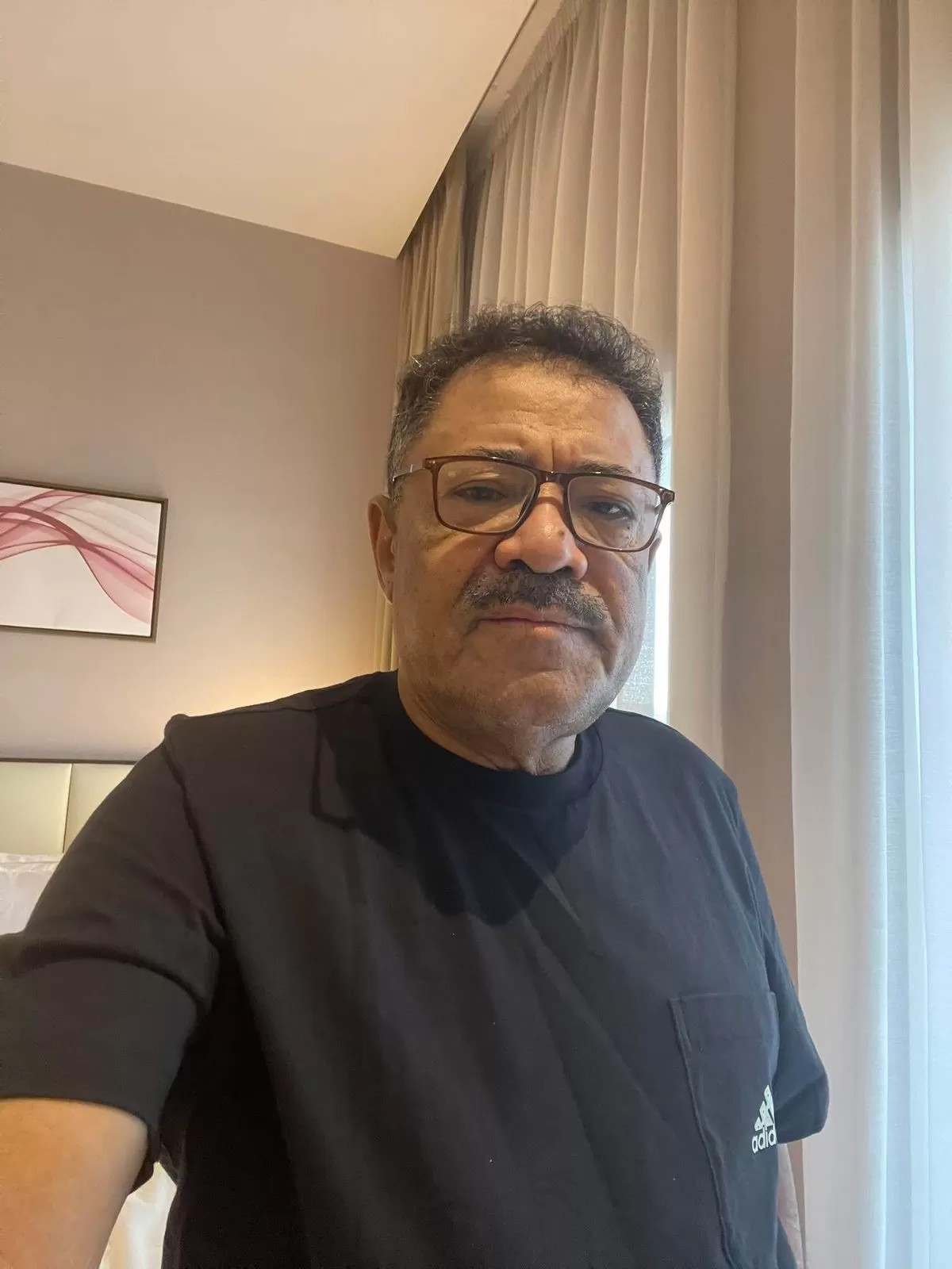 في ردهة معتمة