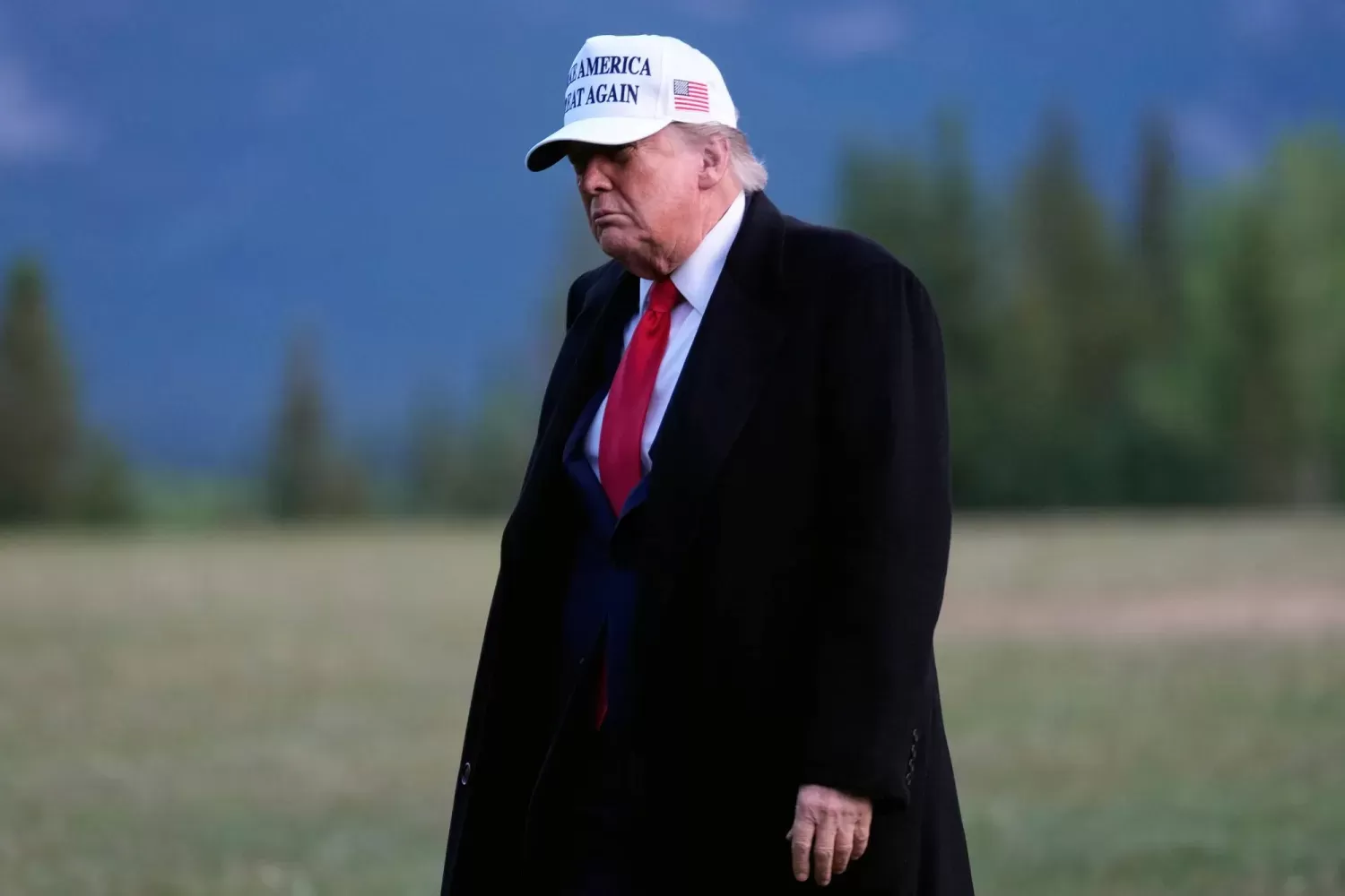 ترامب يرفض خطة اغتيال خامنئي ويفضل التعامل بالدبلوماسية مع إيران