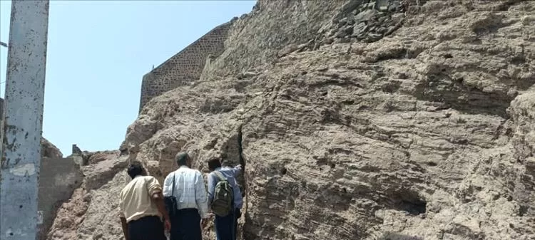 المساحة الجيولوجية تعد دراسة ميدانية في العقبة في عدن للانهيارات الصخرية وتعد الاسباب و الحلول العلمية