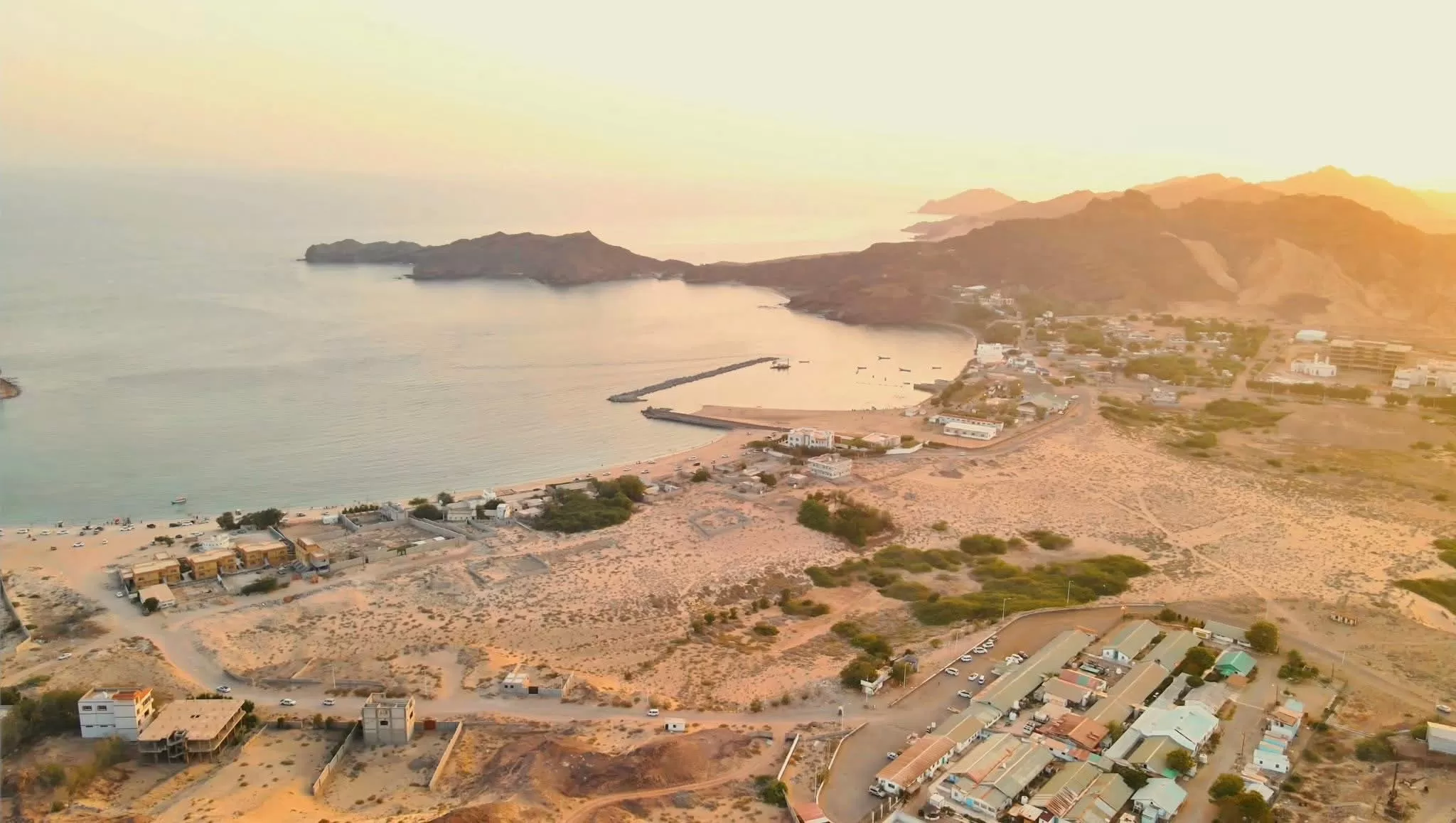 تلوث نفطي في سواحل مديرية البريقة يُهدد المواطنين