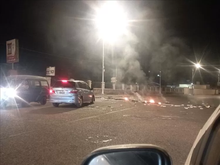 احتجاجات فجر الاثنين في الشيخ عثمان في محافظة عدن بسبب انقطاعات الكهرباء