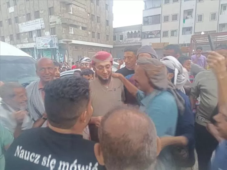 ظهور الشيخ محمد الكازمي بعد الإفراج عنه وسط استقبال شعبي في المنصورة