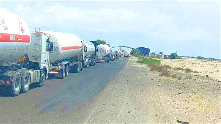 نقاط في أبين توقف عدد مهول من المقطورات الغاز لدفع 200 ألف ريال عن كل قاطرة