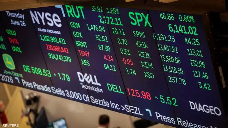 الأسهم العالمية تنتعش مع اقتراب وول ستريت من القمة