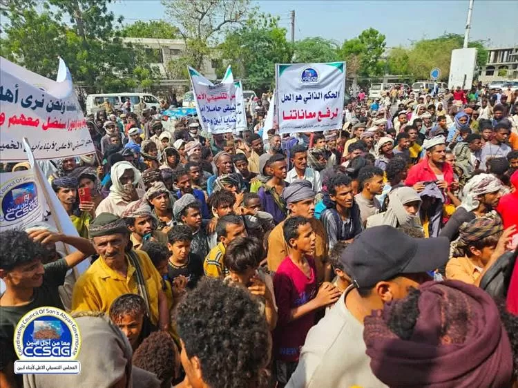 مظاهرات حاشدة في أبين تطالب بالحكم الذاتي وتحسين الخدمات