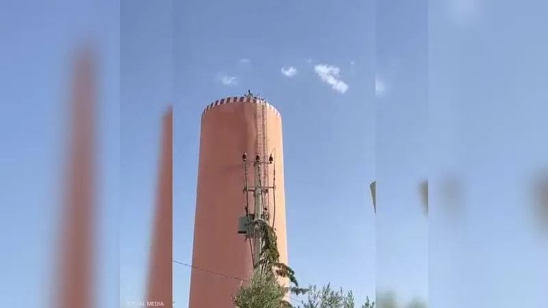 المغرب.. فتح تحقيق بعد تصرفات "خطيرة" لمعتصم فوق خزان مياه