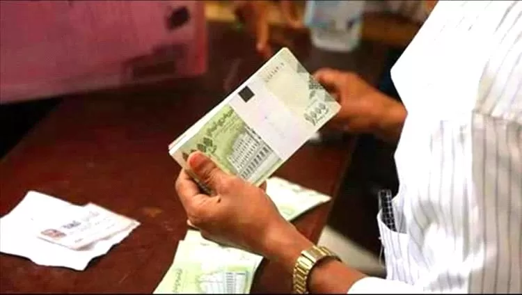 صحفي يمني : سيكتب التاريخ أننا الشعب الوحيد الذي يبحث عن مُرّتب لا يتجاوز مائة ريال سعودي ولا يجده