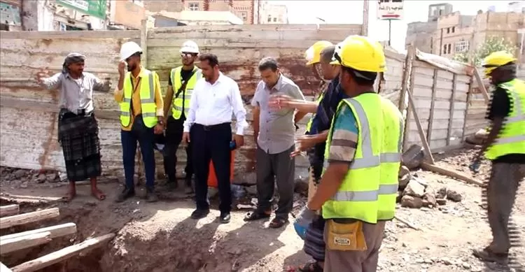 وكيل المحافظة يتفقد سير العمل في مشروع تصريف مياه الأمطار بشارع العيدروس بصيرة