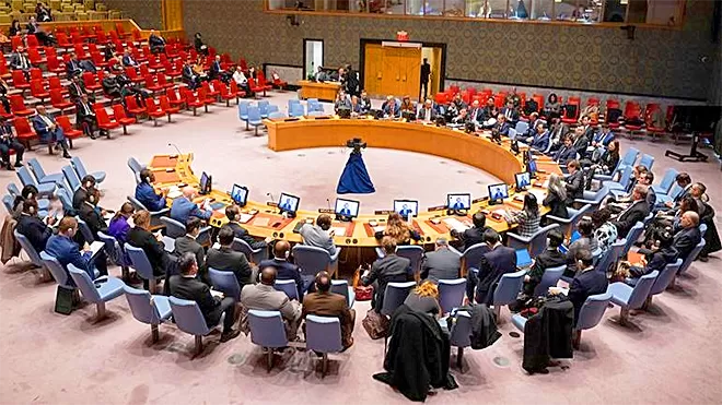 مجلس الأمن يعتمد قرارًا جديدًا بشأن هجمات الحوثيين بالبحر الأحمر