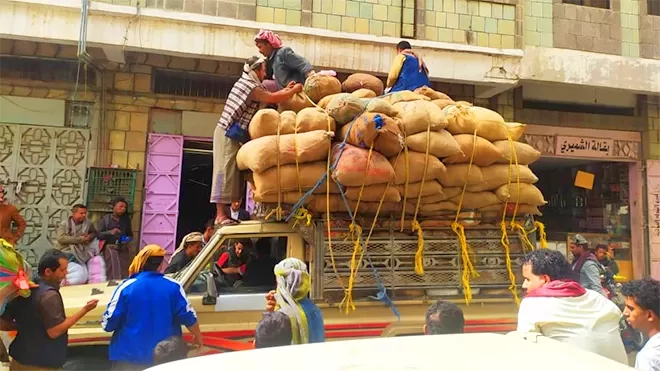 وثيقة تكشف نهب ملايين في تعز وسط أزمة اقتصادية كبيرة