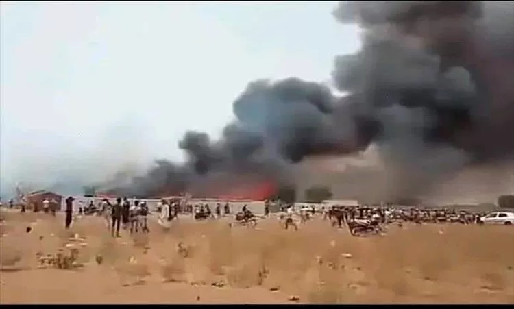 حريق يلتهم العشرات من المنازل في الحديدة