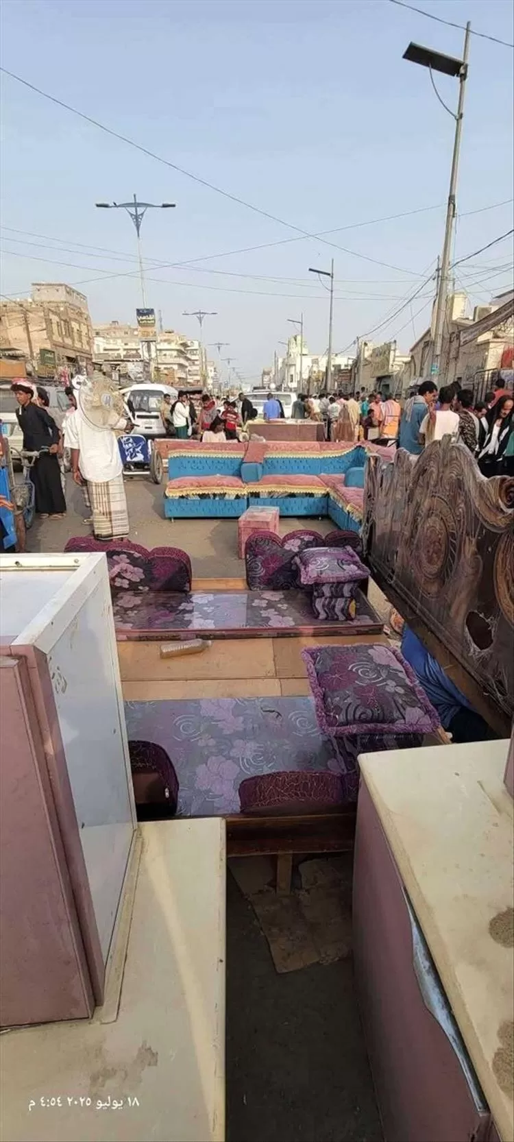 أهالي عدن يتجهون إلى بيع أثاثهم المنزلي في سوق الحراج