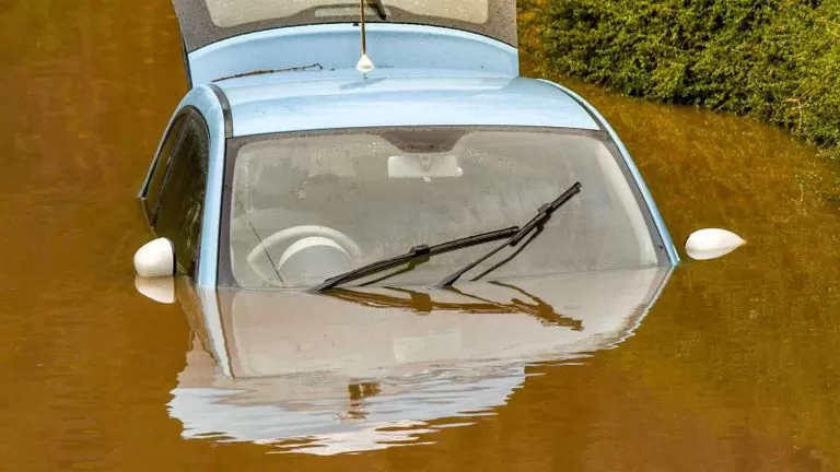 مصرع أسرة من 4 أفراد داخل سيارة حاصرتها السيول في إب