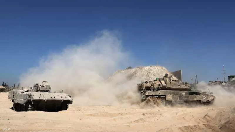 دبابات إسرائيلية تتوغل في دير البلح ومخاوف بشأن مصير المحتجزون