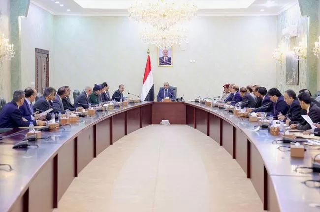 الشرعية اليمنية أمام ساعة الانهيار: عجز مالي، تمرد إداري، وداعموها يضاعفون أزمتها