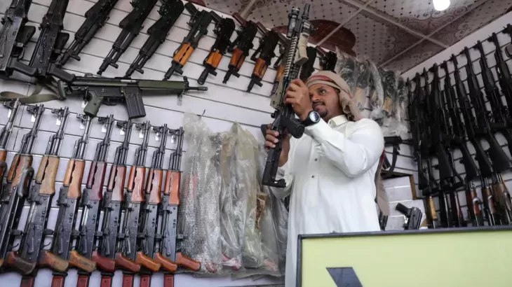 "إكس" و"ميتا" تروّجان لبيع الأسلحة في اليمن.. ونشطاء: لا يحذفون إلا ما يتعلّق بغزة