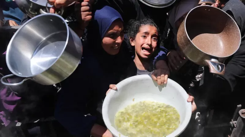 "أخشى أن أخرج بكيس للبحث عن الطعام، فأعود محملاً فيه كجثة"، روايات من غزيين حول معاناتهم مع الجوع