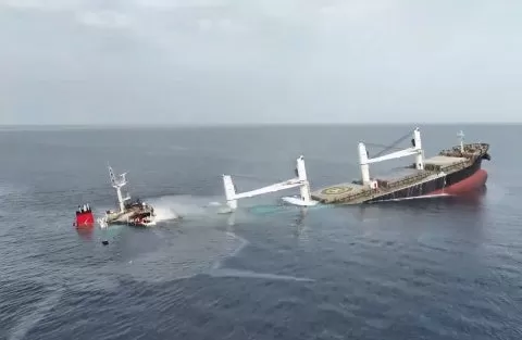 هيومن رايتس ووتش: هجمات الحوثيين على سفن الشحن جرائم حرب وتهديد بيئي خطير في البحر الأحمر