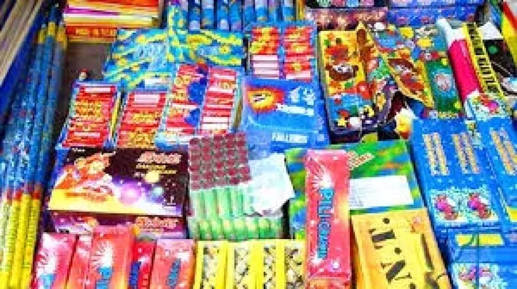 مواطنون في تعز: انتشار ألعاب نارية خطرة تشبه المتفجرات