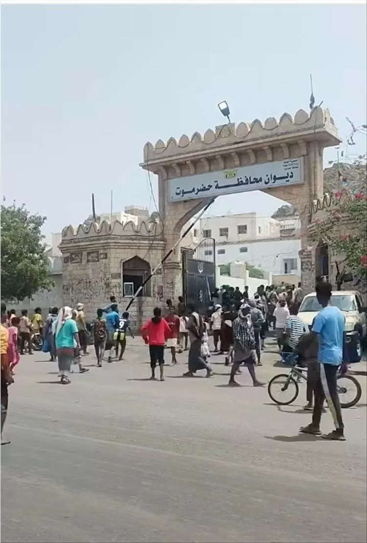 المكلا: محتجون يقتحمون مبنى السلطة المحلية رفضًا لانهيار الأوضاع