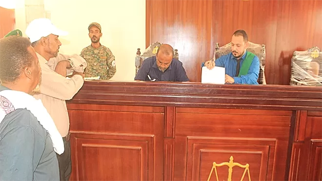 لحج.. المحكمة الابتدائية تحاكم 10 عسكريين بتهمة تهريب قاتل الحمال راضي عليان