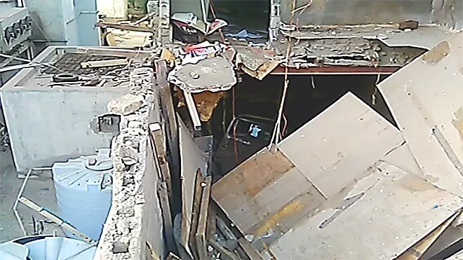 مواطن في عدن يناشد مساعدته بعد انهيار بيته بالكامل