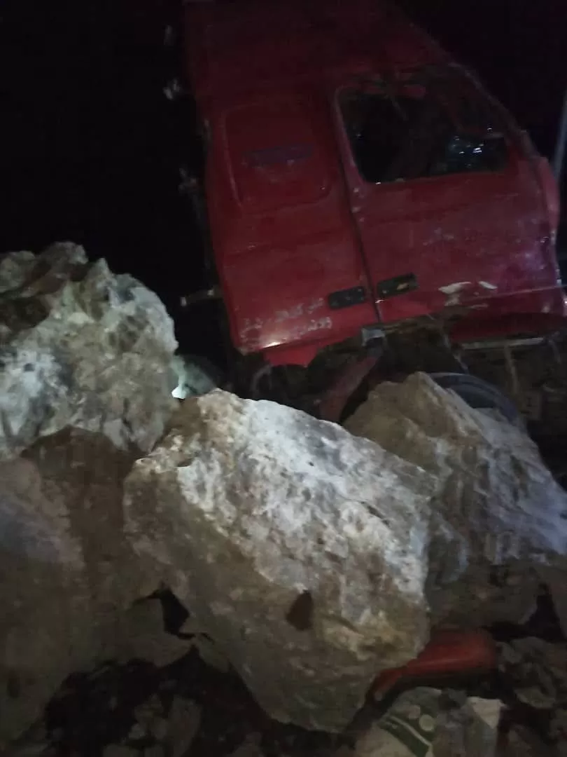 اليمن: انهيار صخري مأساوي في نقيل بني سلامة يدفن شاحنات ومركبات