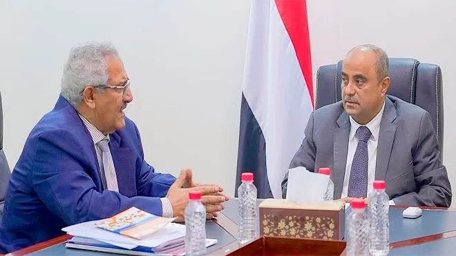 الحكومة في عدن توجه هيئة الأدوية بمراجعة فواتير الاستيراد وضبط الأسعار