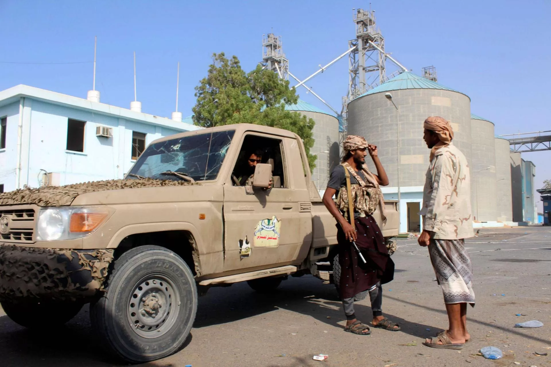 الحكومة اليمنية: الحوثيون نهبوا أكثر من 80% من المساعدات الإنسانية الموجهة لمناطق سيطرتهم