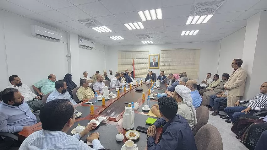 وزير الصناعة يدعو كبار التجار لتحديث الأسعار تماشيًا مع تحسّن صرف الريال