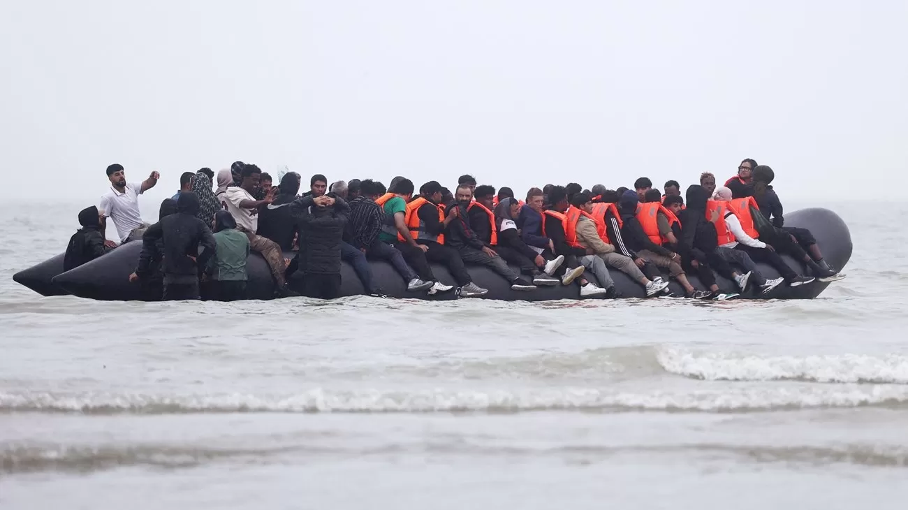 بريطانيا تبدأ إعادة المهاجرين غير الشرعيين إلى فرنسا