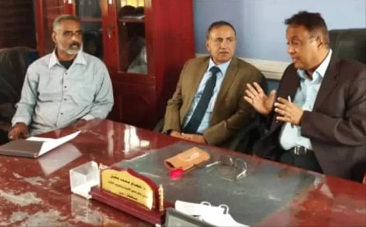 رئيس جامعة عدن يتفقد مكتب محو الأمية ويشيد بالجهود المبذولة