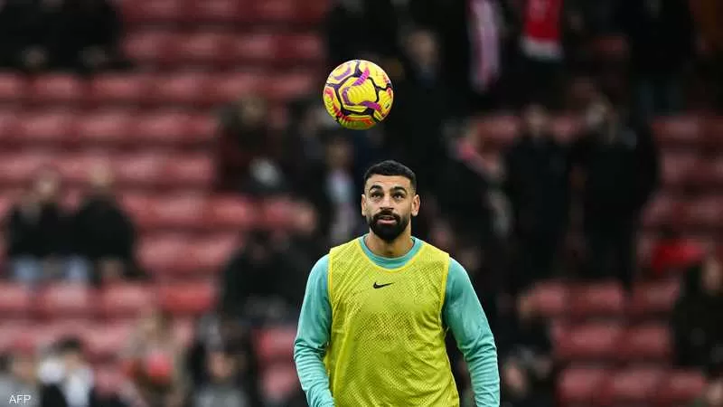 يحتوي علم مصر واسمه...محمد صلاح يستعرض حذاءه الجديد