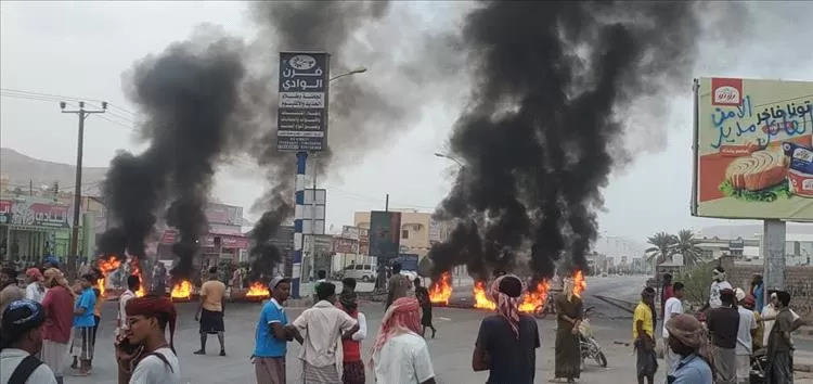 مصادمات بين قوات أمنية ومحتجين في تريم.. سقوط مصابين خلال إعادة فتح طريق رئيسية