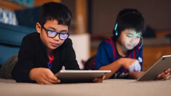 دراسة: تعرّض الأطفال طويلاً للشاشات يزيد من خطر إصابتهم بأمراض القلب