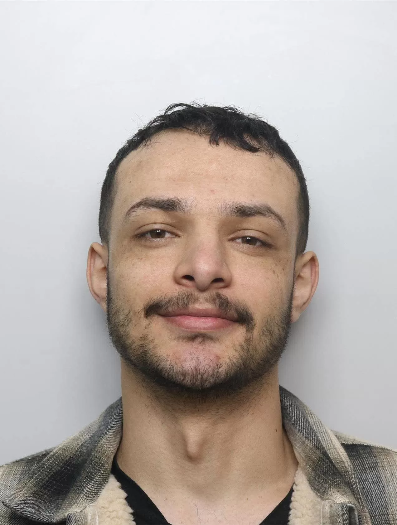 بريطانيا: السجن لمتطرف سيبراني اخترق مواقع حكومية في اليمن وإسرائيل