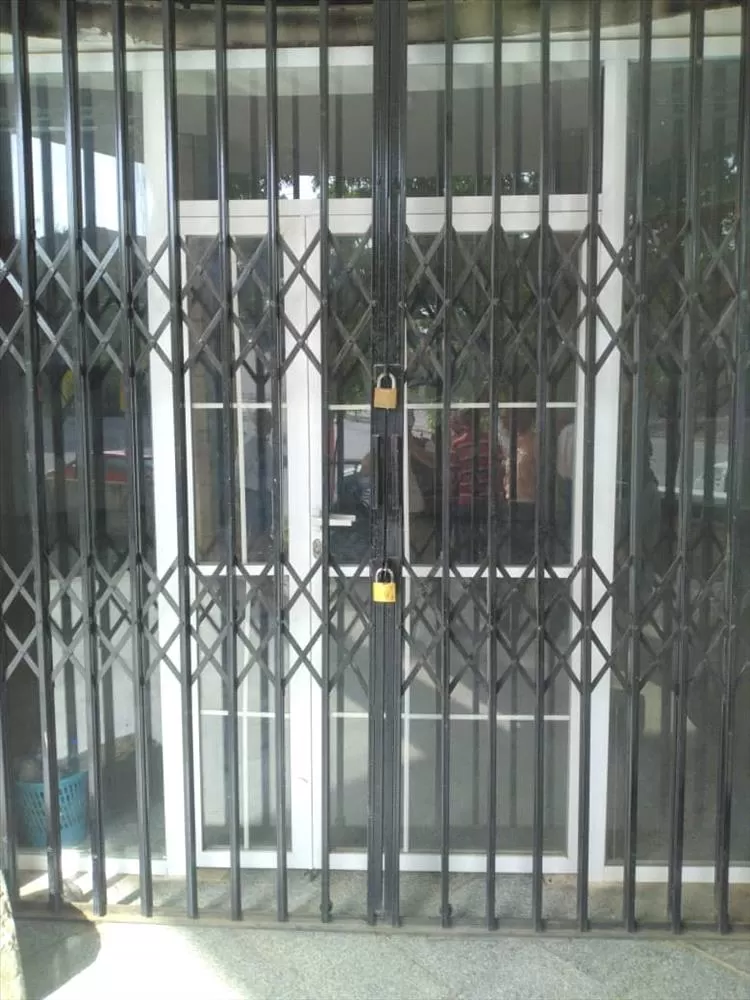 اليمن : مجهول بالسلاح يغلق مبنى صندوق النظافة والتحسين في تعز