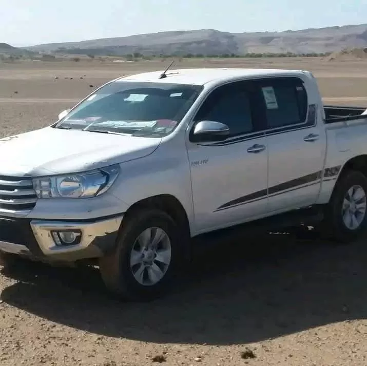 اليمن: عصابة مسلحة تنهب سيارة تابعة لبرنامج نزع الألغام في الجوف