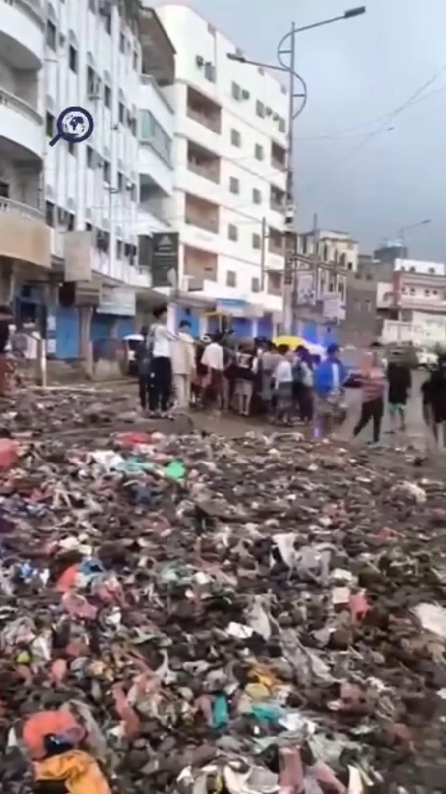 عدن تشهد أمطاراً غزيرة وسيولاً جارفة تُعطل الحركة المرورية