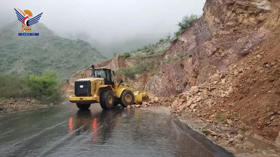 تواصل أعمال فتح وصيانة الطرق المتضررة جراء الأمطار بالمحويت