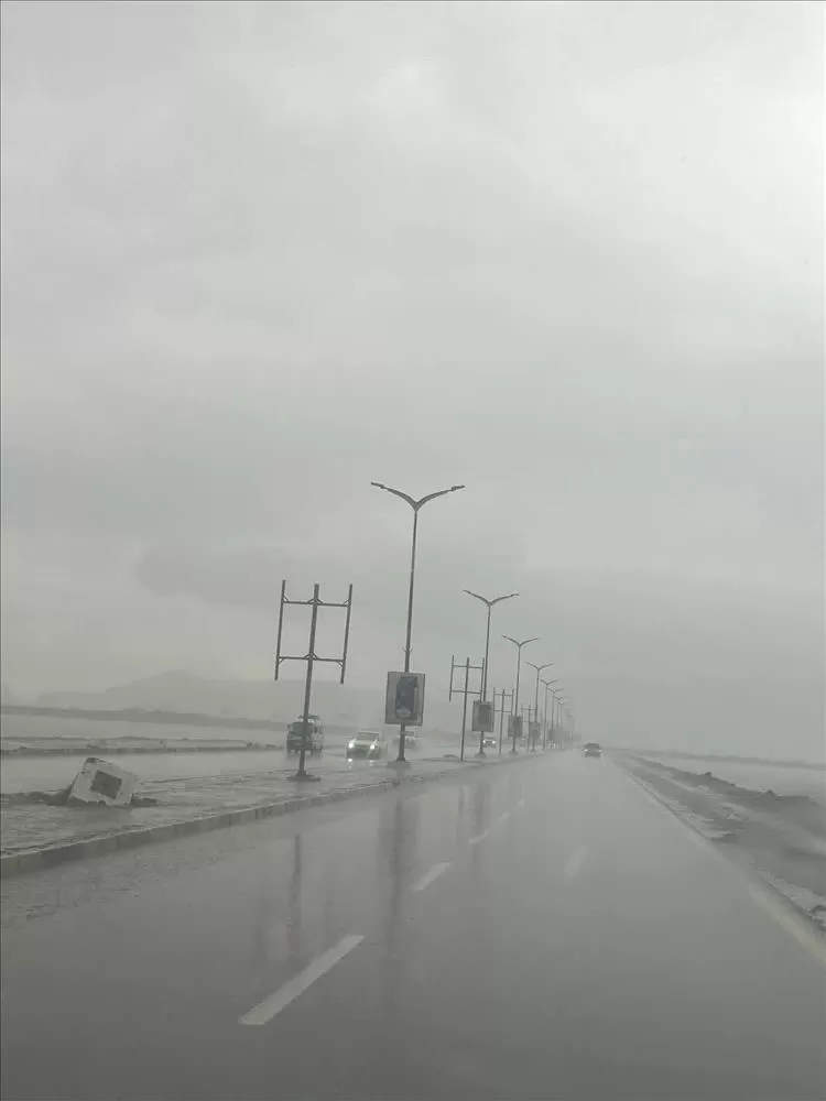 بدء هطول الأمطار الغزيرة في عدن.. والدفاع المدني يحذر