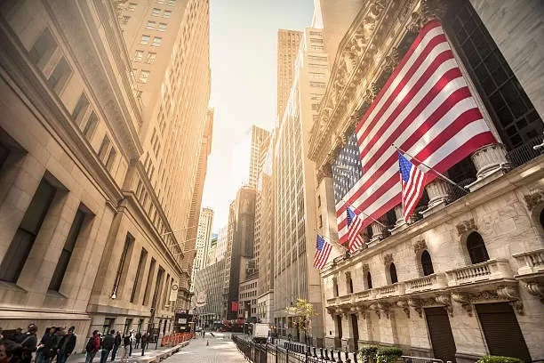 وول ستريت تقفز بعد إشارة باول… الاقتصاد العالمي يترقب موجة خفض الفائدة