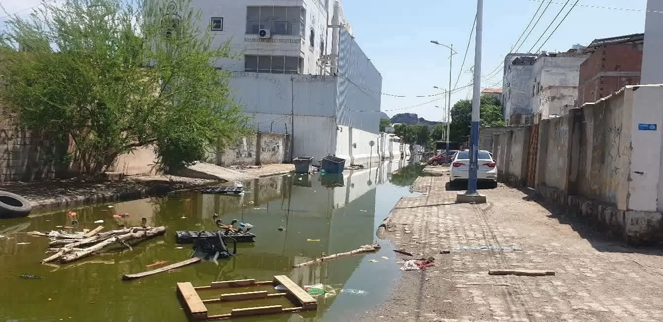 اليمن: مواطنون في عدن يشكون تدهور الطرقات عقب هطول الأمطار.. وصحفي بارز يعلق