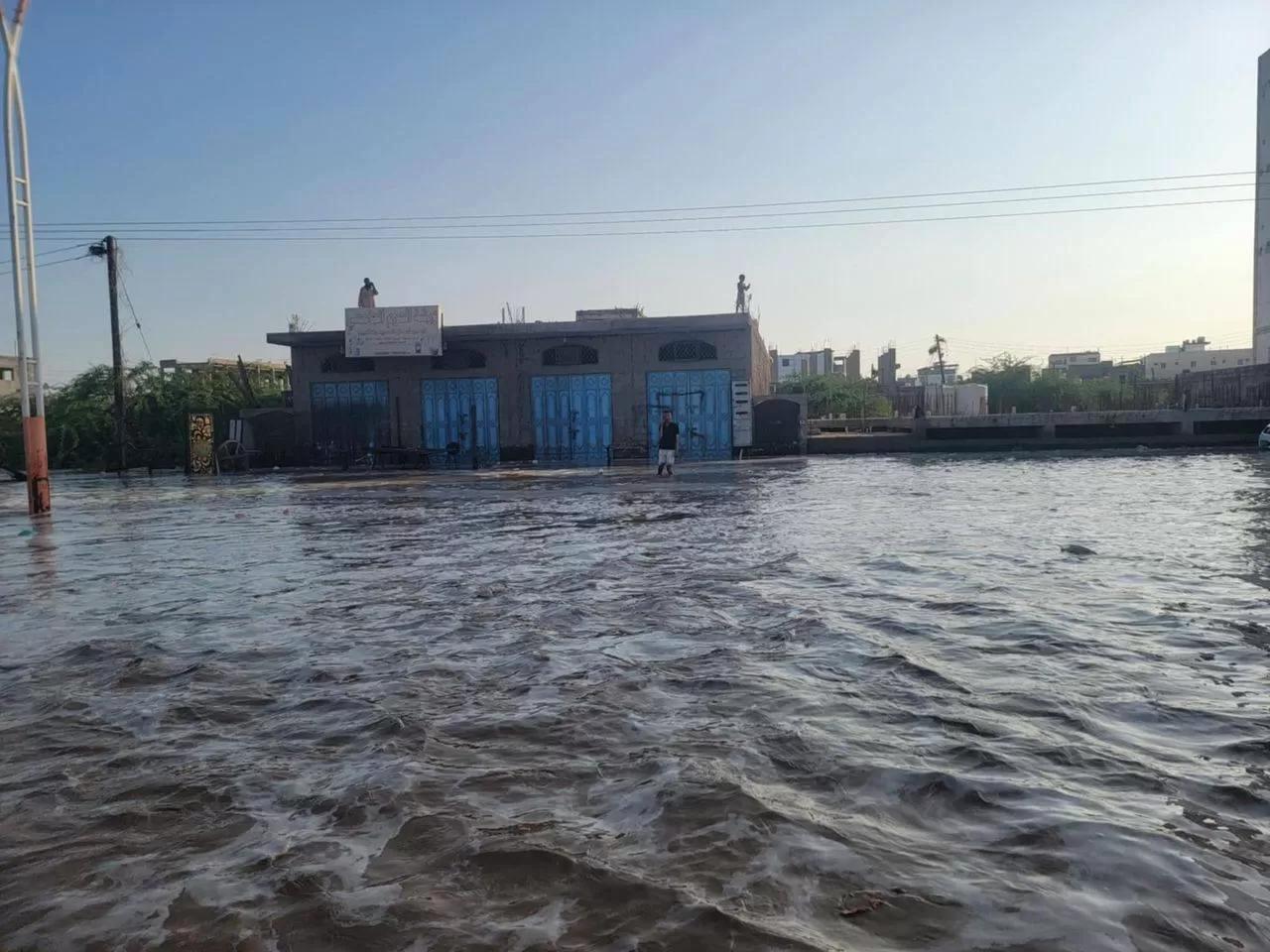 اليمن: كارثة سيول في عدن ولحج.. خسائر بشرية وانهيار طرق ومخيمات غارقة