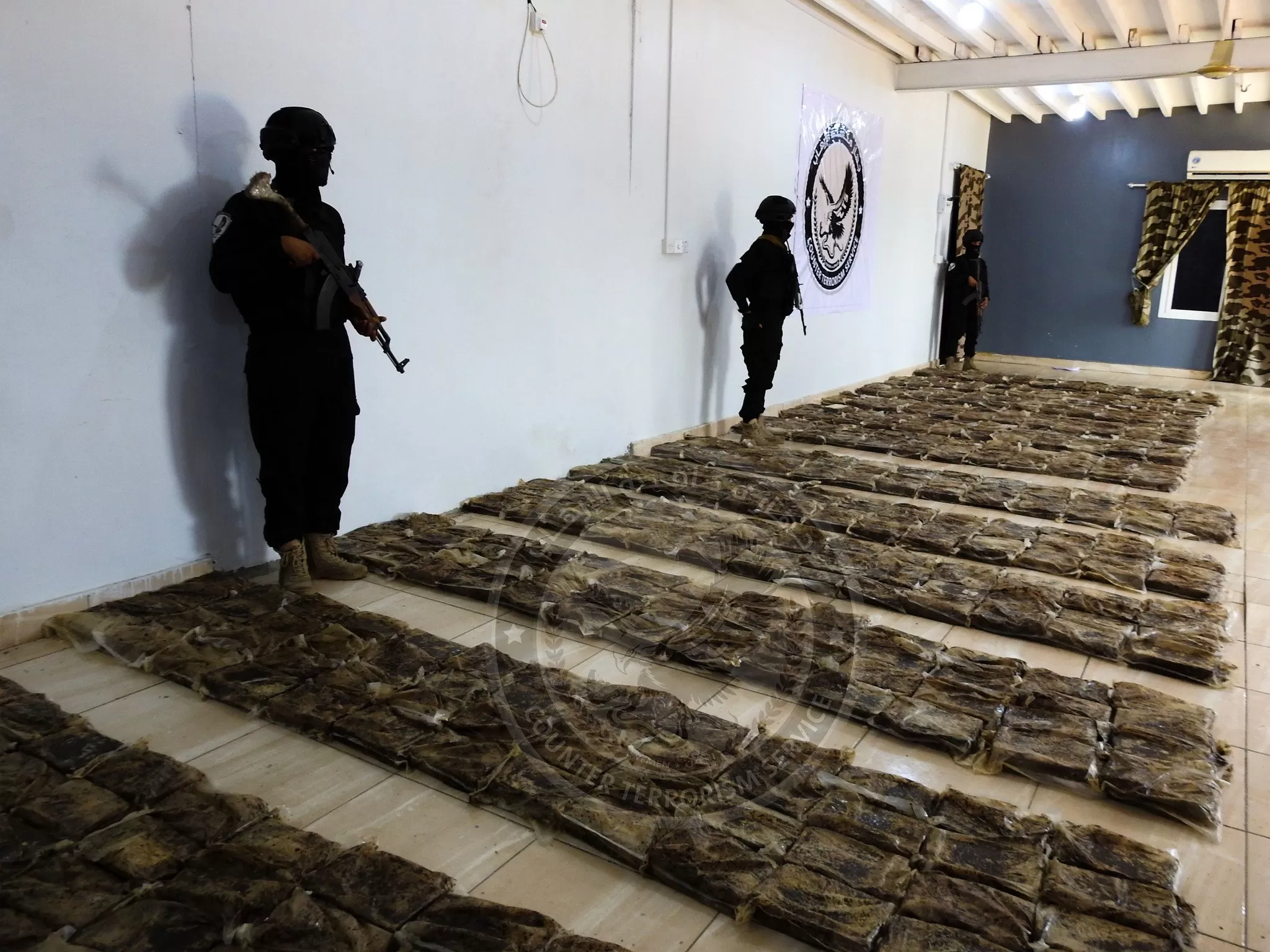 عدن.. ضبط شحنة كوكايين ضخمة قادمة من البرازيل