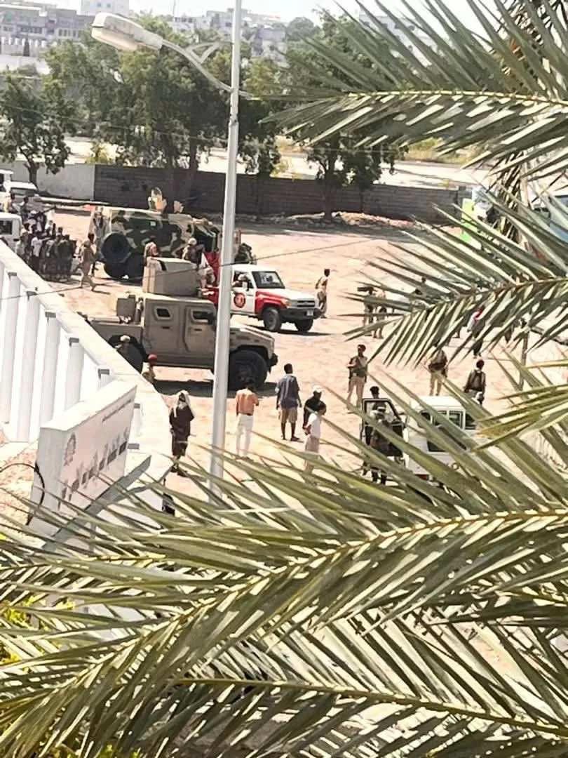 اليمن: اشتباكات في مبنى الهجرة والجوازات في عدن.. والمحرمي يحذر