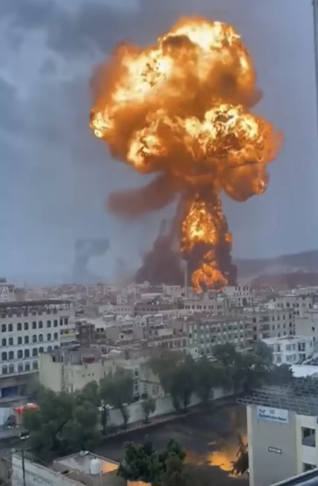 إسرائيل توسّع هجماتها على صنعاء: 10 قتلى وضربات تطال منشآت نفطية وكهربائية