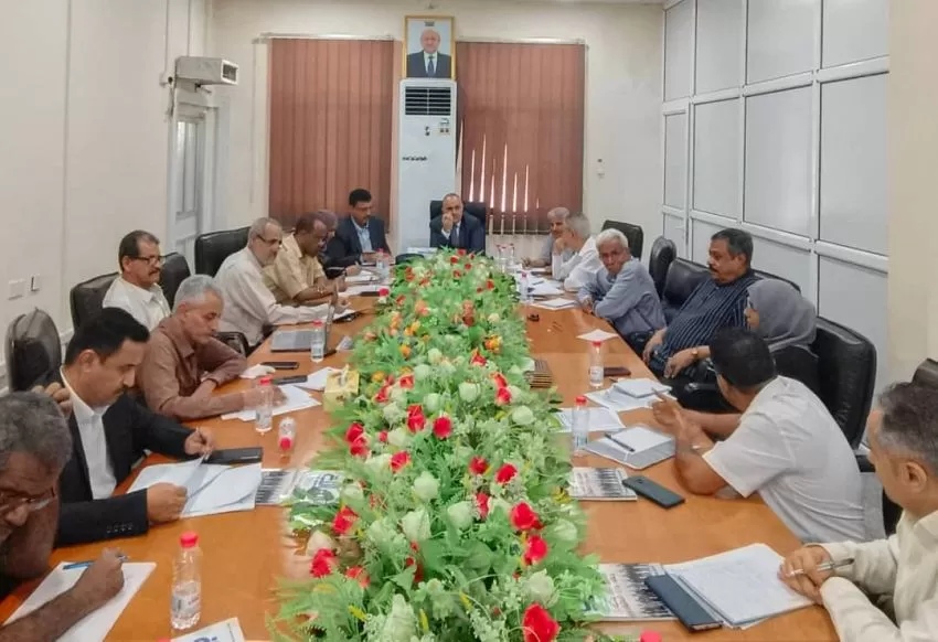 اليمن: الحكومة الشرعية تناقش موازنة 2026 وسط تراجع الإيرادات وتزايد الضغوط على الإنفاق