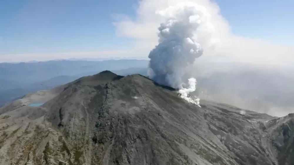 بركان جبل شينموي في جنوب غرب الياباني يثور ويقذف حممه البركانية على ارتفاع 5500 متر