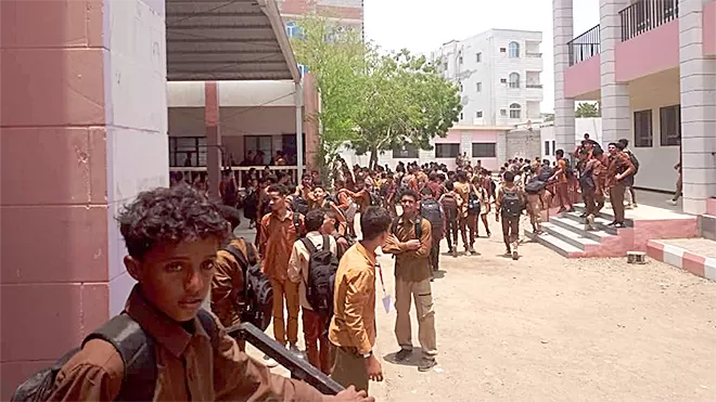 عدن.. حضور " ضخم" للطلاب والطالبات على المدارس الحكومية بعد توقفها عام ونصف